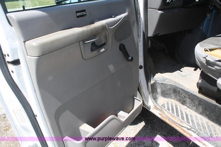 image for item B6691 2002 Ford E350 box truck
