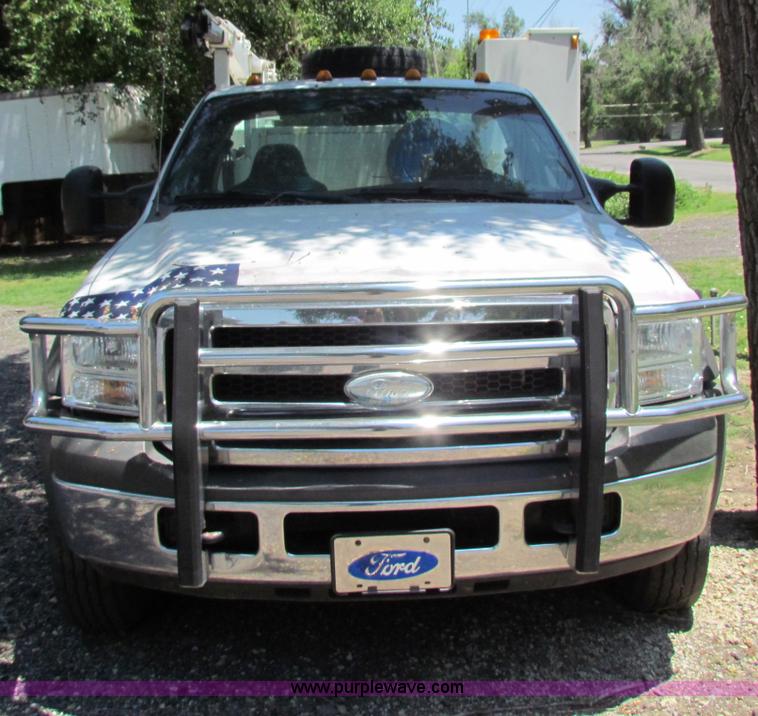 image for item B7286 2005 Ford F550 Super Duty pickup truck