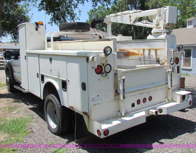 image for item B7286 2005 Ford F550 Super Duty pickup truck