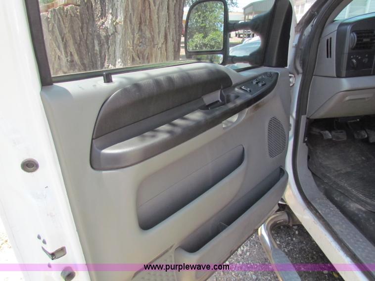 image for item B7286 2005 Ford F550 Super Duty pickup truck