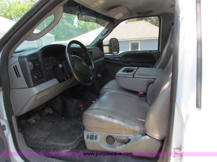 image for item B7286 2005 Ford F550 Super Duty pickup truck