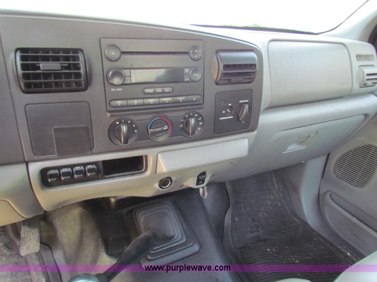 image for item B7286 2005 Ford F550 Super Duty pickup truck
