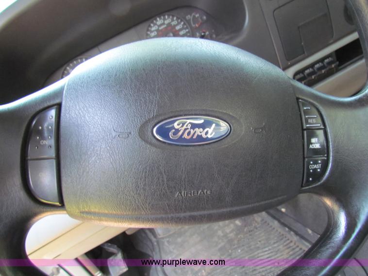 image for item B7286 2005 Ford F550 Super Duty pickup truck