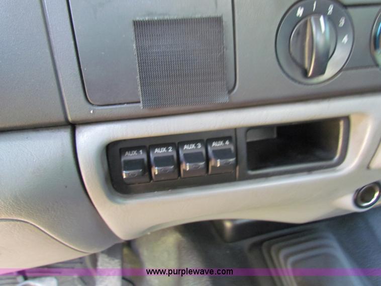 image for item B7286 2005 Ford F550 Super Duty pickup truck