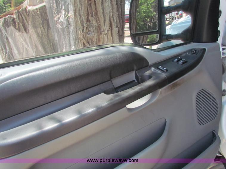 image for item B7286 2005 Ford F550 Super Duty pickup truck