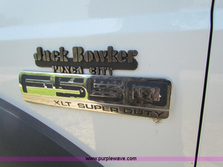 image for item B7286 2005 Ford F550 Super Duty pickup truck