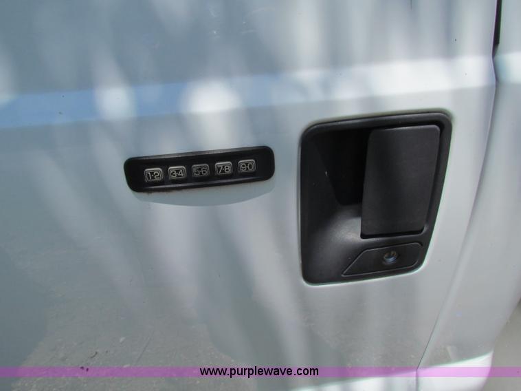 image for item B7286 2005 Ford F550 Super Duty pickup truck