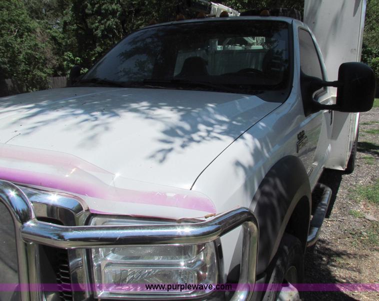 image for item B7286 2005 Ford F550 Super Duty pickup truck