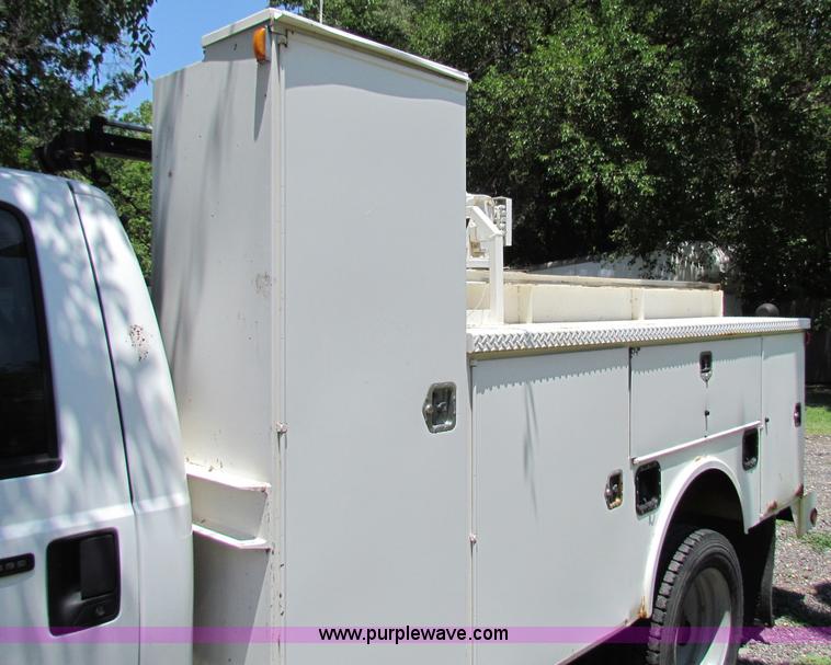 image for item B7286 2005 Ford F550 Super Duty pickup truck