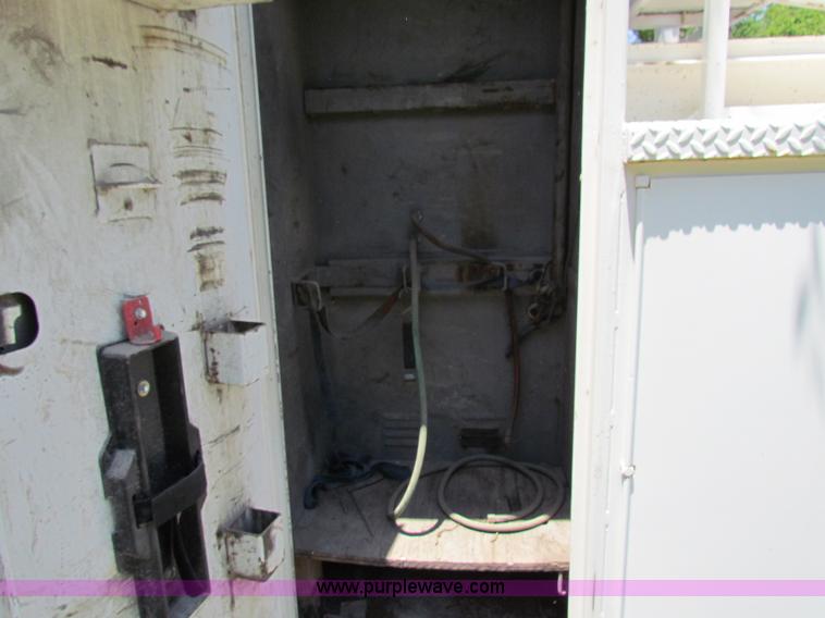 image for item B7286 2005 Ford F550 Super Duty pickup truck