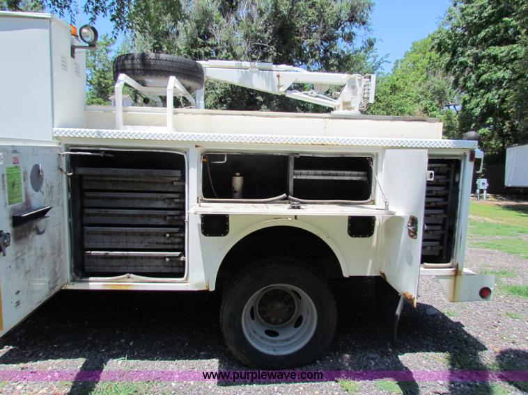 image for item B7286 2005 Ford F550 Super Duty pickup truck