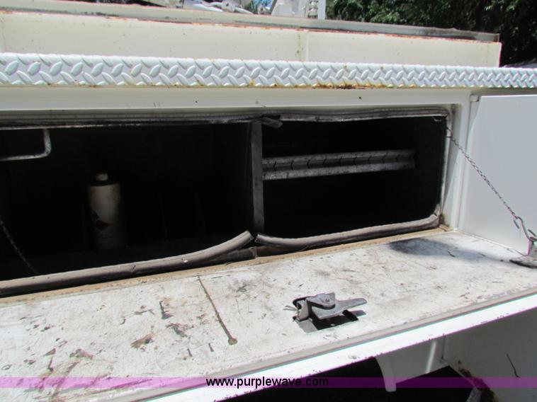 image for item B7286 2005 Ford F550 Super Duty pickup truck