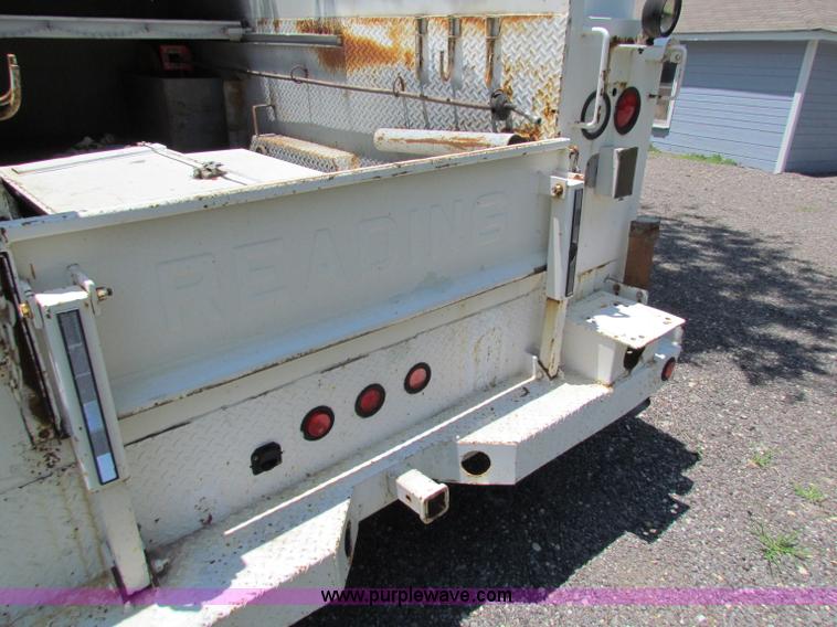 image for item B7286 2005 Ford F550 Super Duty pickup truck