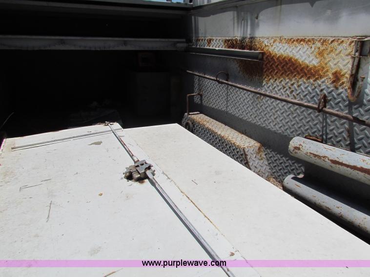 image for item B7286 2005 Ford F550 Super Duty pickup truck