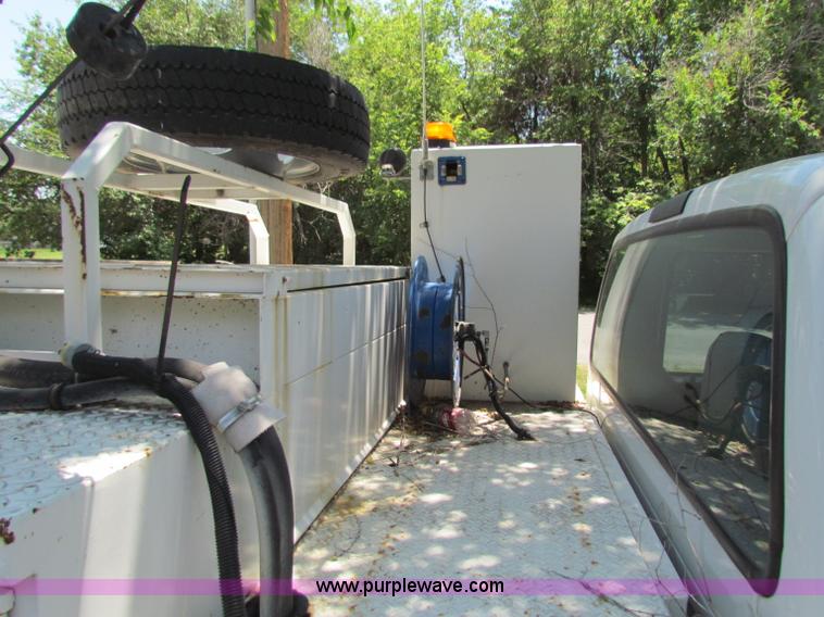 image for item B7286 2005 Ford F550 Super Duty pickup truck