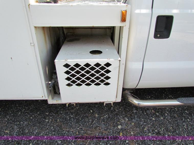 image for item B7286 2005 Ford F550 Super Duty pickup truck