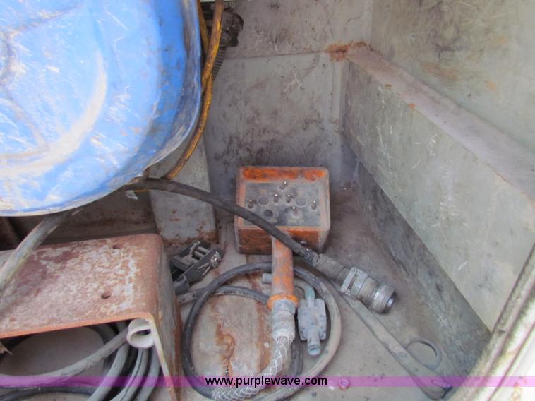 image for item B7286 2005 Ford F550 Super Duty pickup truck