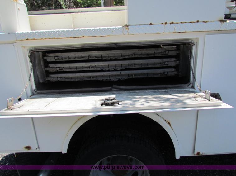 image for item B7286 2005 Ford F550 Super Duty pickup truck