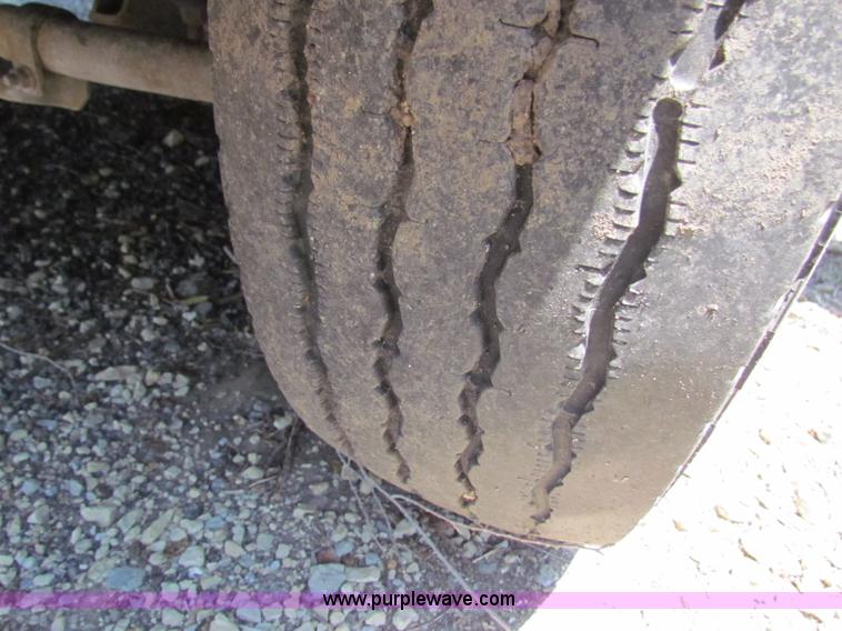 image for item B7286 2005 Ford F550 Super Duty pickup truck