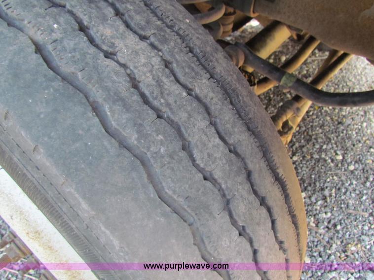 image for item B7286 2005 Ford F550 Super Duty pickup truck