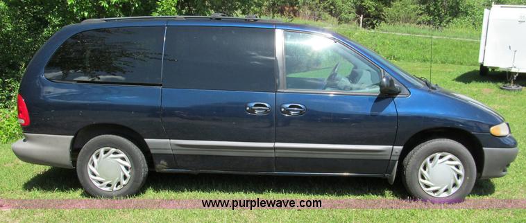 image for item C2138 2000 Chrysler Grand Voyager SE mini van