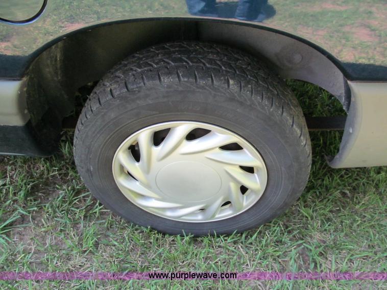 image for item C2138 2000 Chrysler Grand Voyager SE mini van