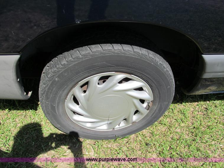 image for item C2138 2000 Chrysler Grand Voyager SE mini van