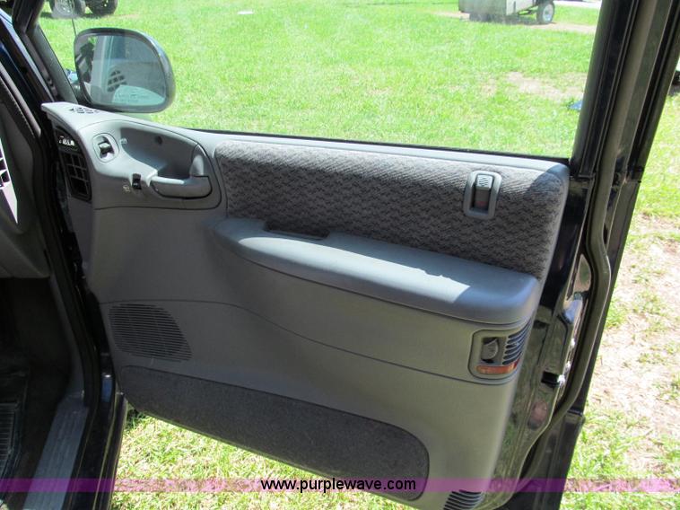 image for item C2138 2000 Chrysler Grand Voyager SE mini van