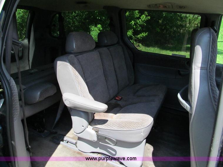 image for item C2138 2000 Chrysler Grand Voyager SE mini van