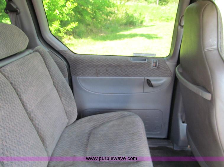 image for item C2138 2000 Chrysler Grand Voyager SE mini van
