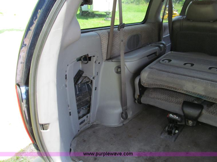 image for item C2138 2000 Chrysler Grand Voyager SE mini van