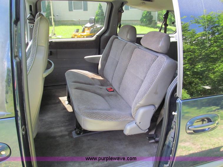 image for item C2138 2000 Chrysler Grand Voyager SE mini van