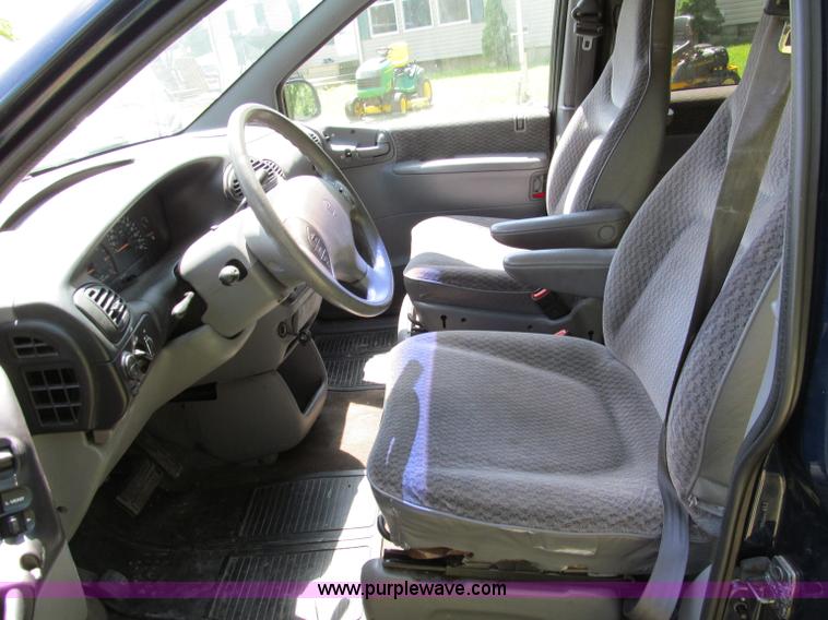 image for item C2138 2000 Chrysler Grand Voyager SE mini van