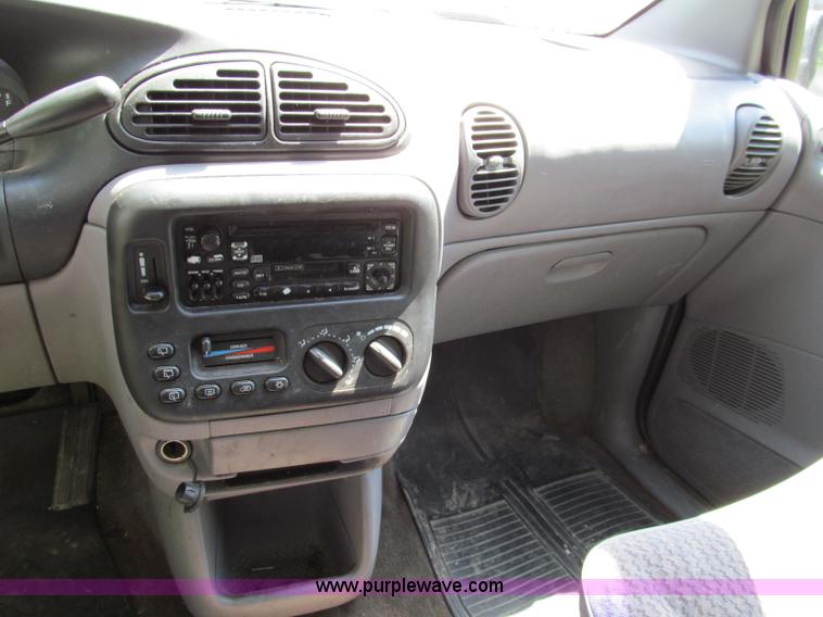 image for item C2138 2000 Chrysler Grand Voyager SE mini van