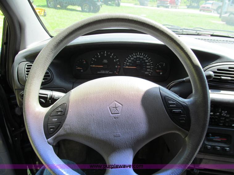 image for item C2138 2000 Chrysler Grand Voyager SE mini van