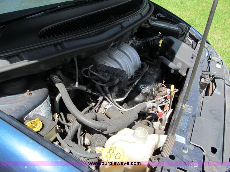 image for item C2138 2000 Chrysler Grand Voyager SE mini van