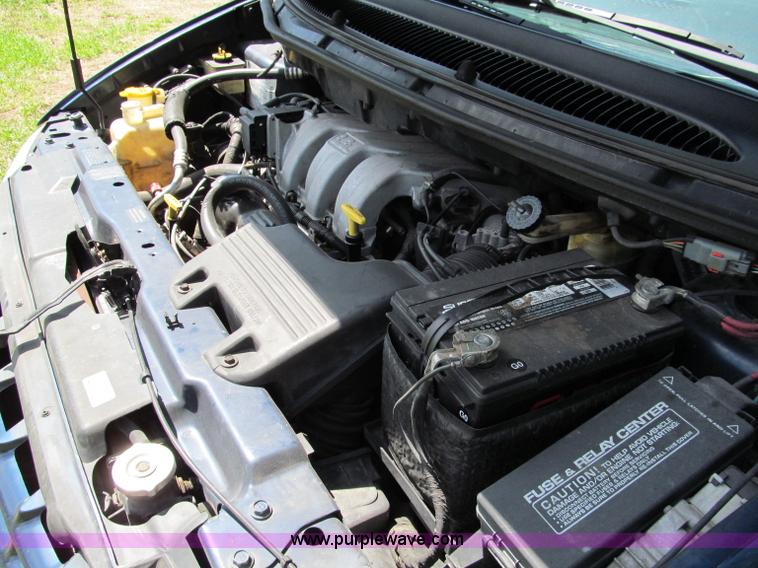 image for item C2138 2000 Chrysler Grand Voyager SE mini van