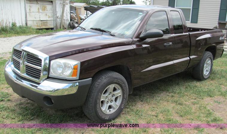 image for item C2287 2005 Dodge Dakota SLT extended cab pickup truck