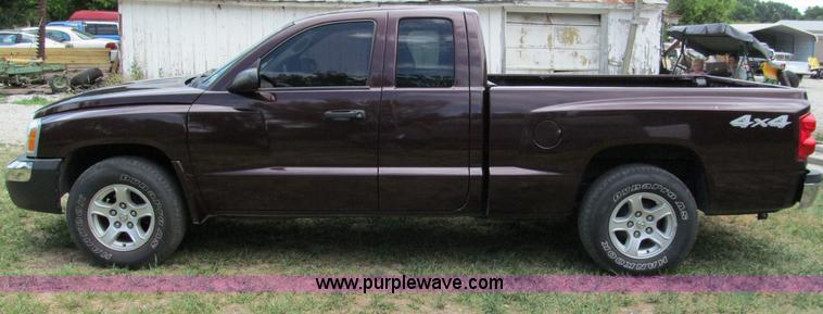 image for item C2287 2005 Dodge Dakota SLT extended cab pickup truck
