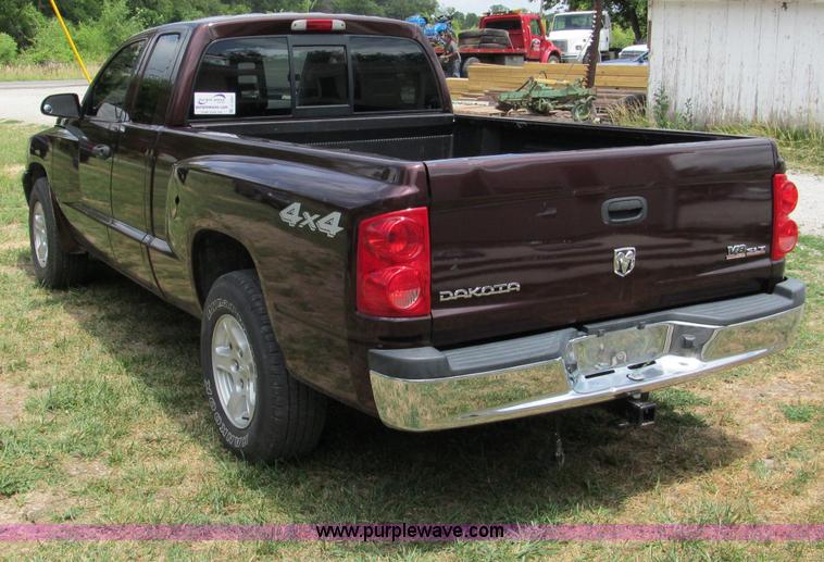image for item C2287 2005 Dodge Dakota SLT extended cab pickup truck