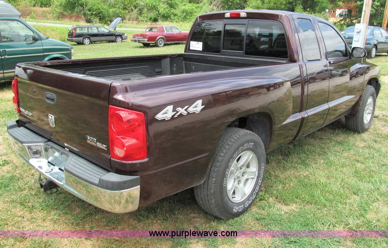 image for item C2287 2005 Dodge Dakota SLT extended cab pickup truck