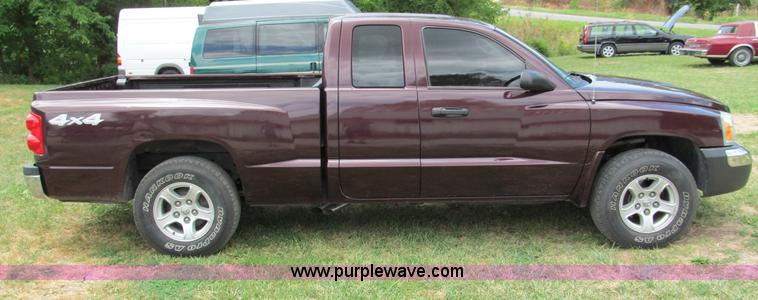 image for item C2287 2005 Dodge Dakota SLT extended cab pickup truck