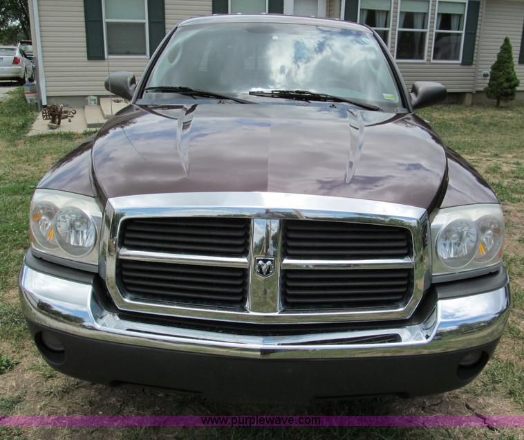 image for item C2287 2005 Dodge Dakota SLT extended cab pickup truck