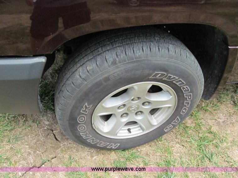 image for item C2287 2005 Dodge Dakota SLT extended cab pickup truck