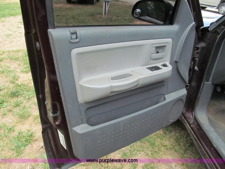 image for item C2287 2005 Dodge Dakota SLT extended cab pickup truck