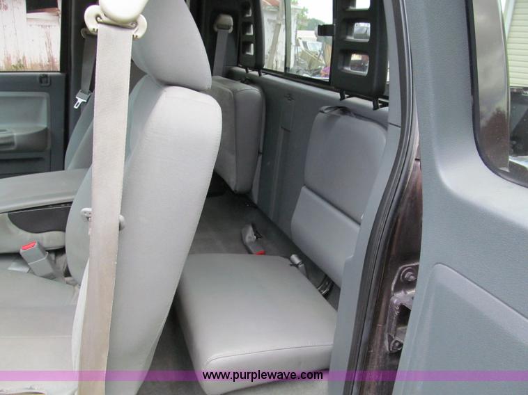 image for item C2287 2005 Dodge Dakota SLT extended cab pickup truck