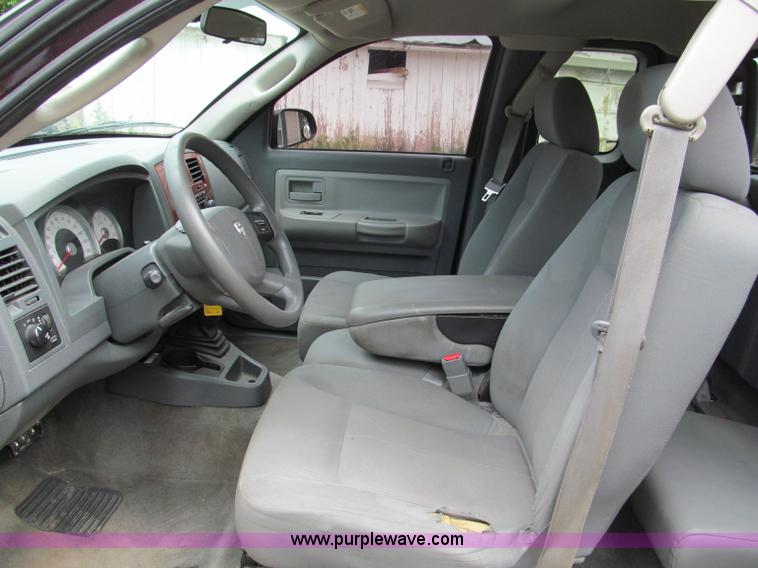 image for item C2287 2005 Dodge Dakota SLT extended cab pickup truck