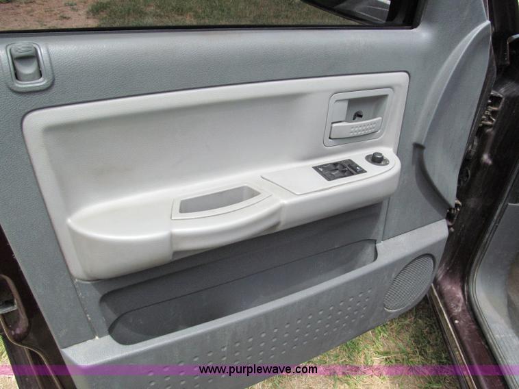 image for item C2287 2005 Dodge Dakota SLT extended cab pickup truck