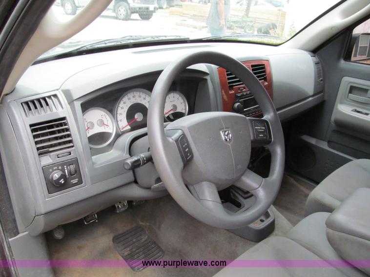 image for item C2287 2005 Dodge Dakota SLT extended cab pickup truck