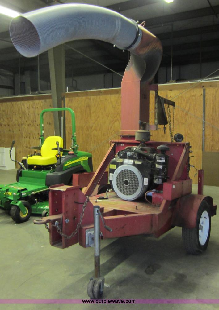 image for item D2022 2003 Giant Vac TM650OHW leaf loader